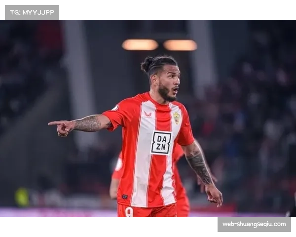 特写:保级大战后,阿尔梅里亚老将苏亚雷斯跪地落泪 特写:保级大战后,阿尔梅里亚老将苏亚雷斯跪地落泪